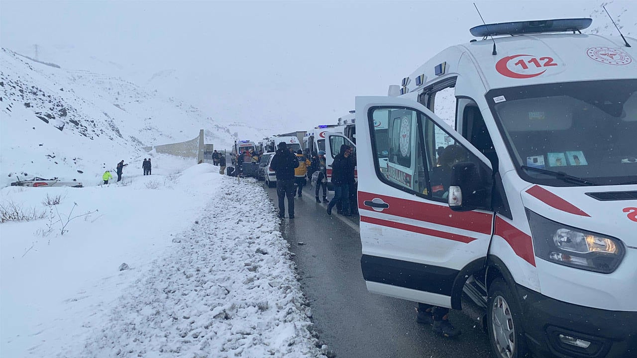 Erzincan Da Yolcu Otobusu Sarampole Devrildi