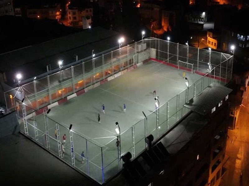 Adana'da 5 Katlı Binanın Çatısında Halı Saha2