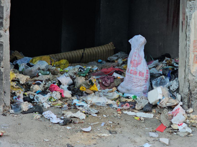 Belediye Personeli Çöpleri Apartmana Döküyor3