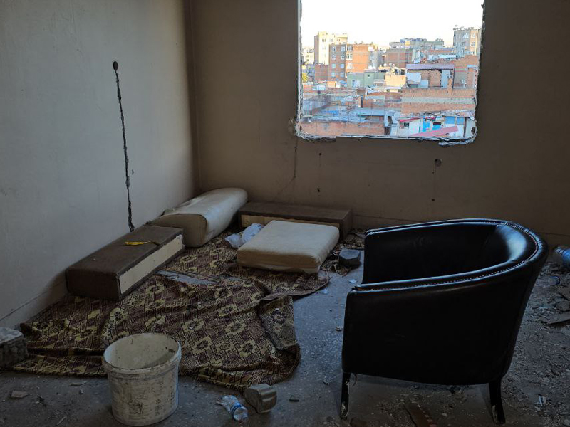 Belediye Personeli Çöpleri Apartmana Döküyor4