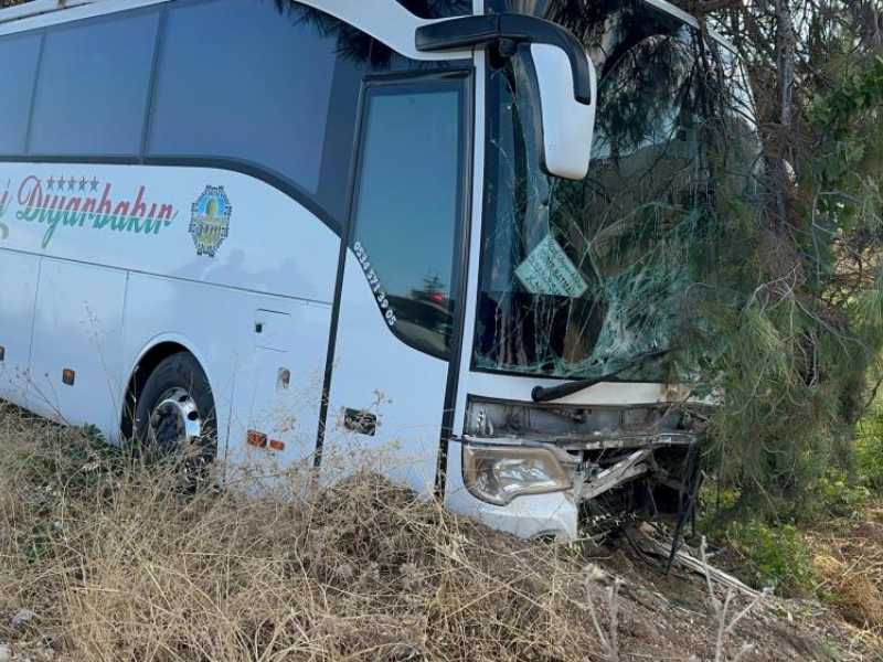 Diyarbakır Firmasına Ait Otobüs Kaza Yaptı 4 Ölü 1 Yaralı (3)