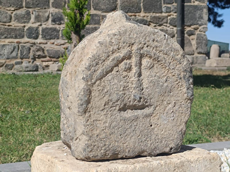Diyarbakır Müzesi’nde Insan Yüzlü Mezar Taşı Ilk Kez Sergilendi3