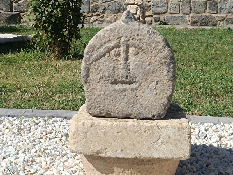 Diyarbakır Müzesi’nde Insan Yüzlü Mezar Taşı Ilk Kez Sergilendi4