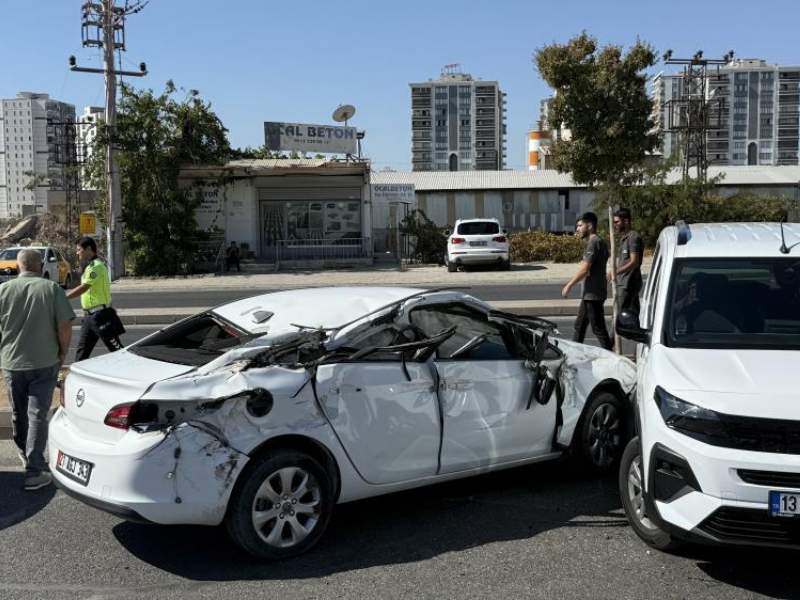Diyarbakır’da Asfalt Paleti Otomobile Çarptı (1)