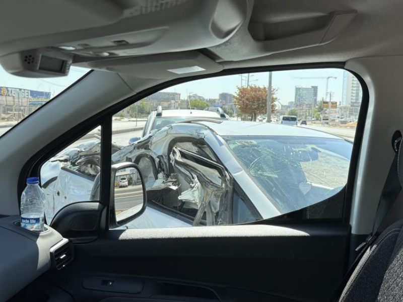 Diyarbakır’da Asfalt Paleti Otomobile Çarptı (2)