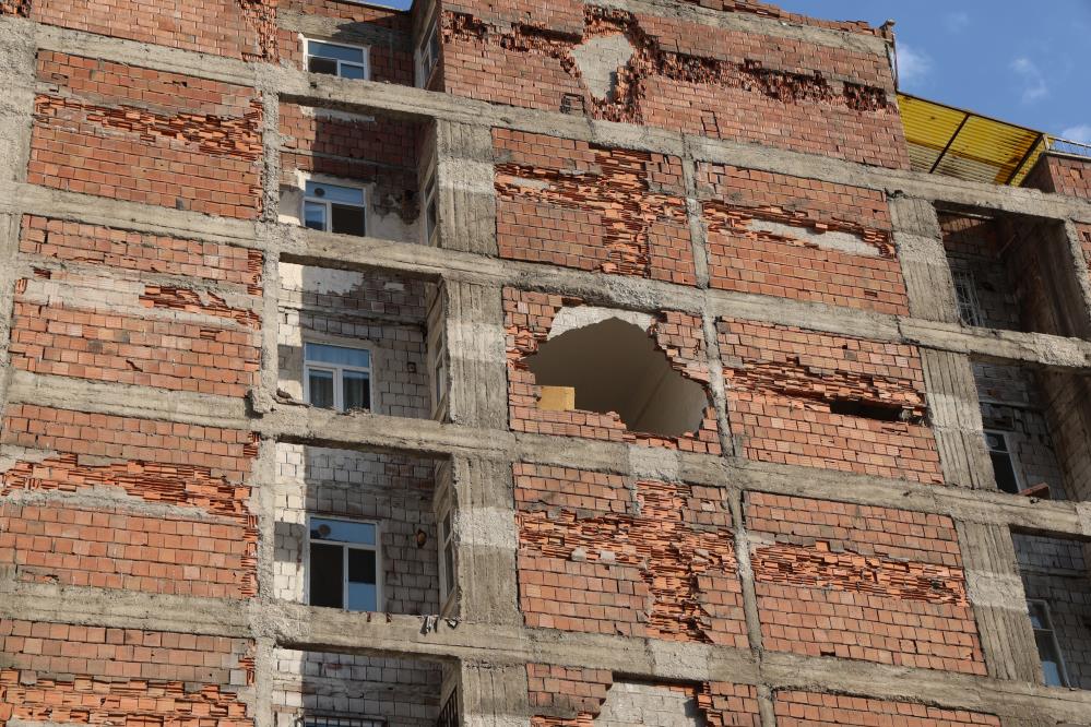 Diyarbakır’da Bina Krizi Araba Geçerken Sallanıyor-1