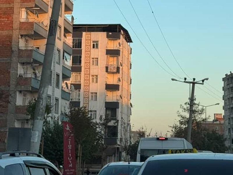 Diyarbakır’da Elektrik Direkleri Yan Yattı Can Güvenliği Tehlikede3