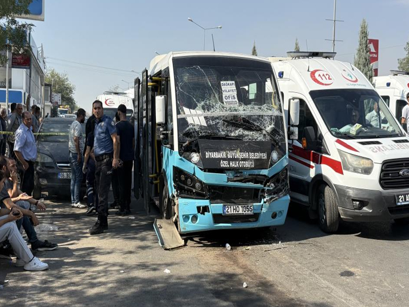 Diyarbakır’da Halk Otobüsünün Freni Patladı Başka Otobüse Çarptı 20 Yaralı1