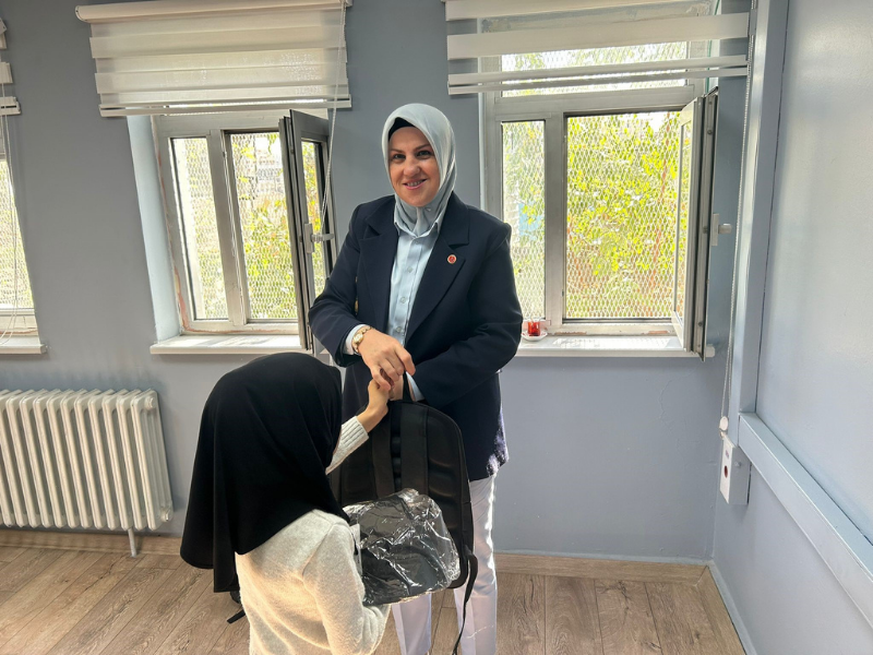 Diyarbakır’da Kadın Muhtardan Öğrencilere Eğitim Desteği (2)