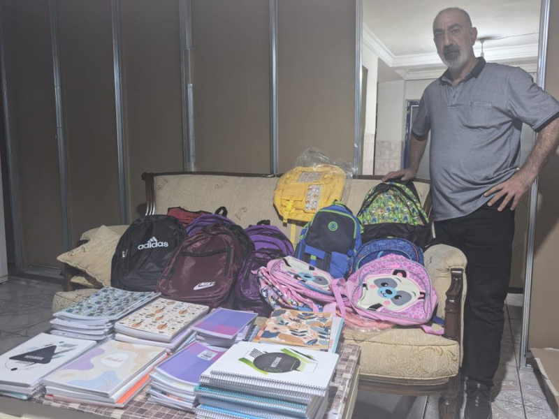 Diyarbakır’da Muhtardan Öğrencilere Kırtasiye Desteği (1)