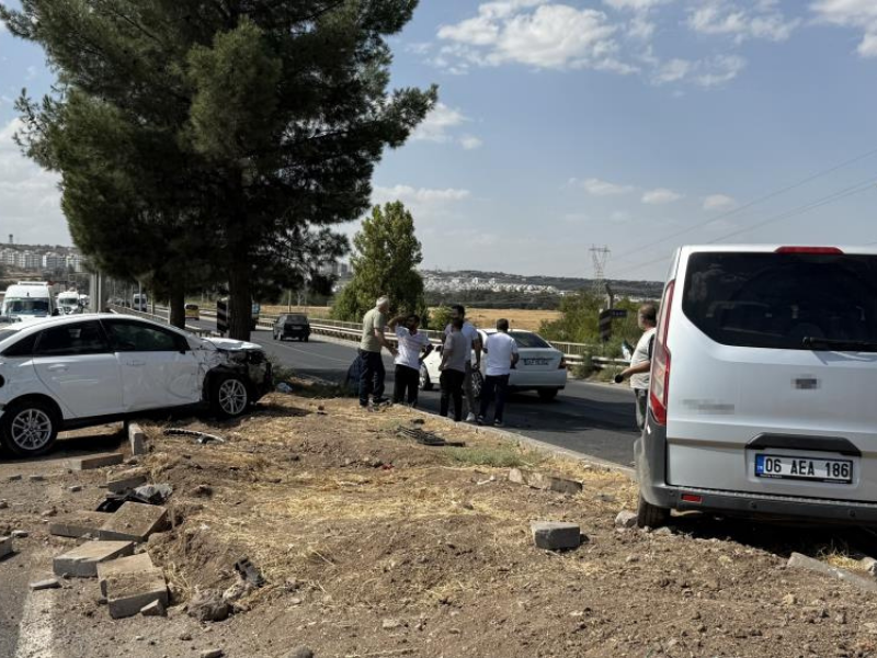 Diyarbakır’da Otomobil Karşı Şeride Savruldu (1)