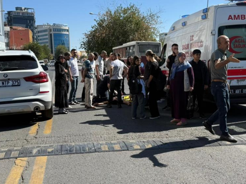 Diyarbakır’da Otomobil Yayaya Çarptı Durumu Ağır (2)