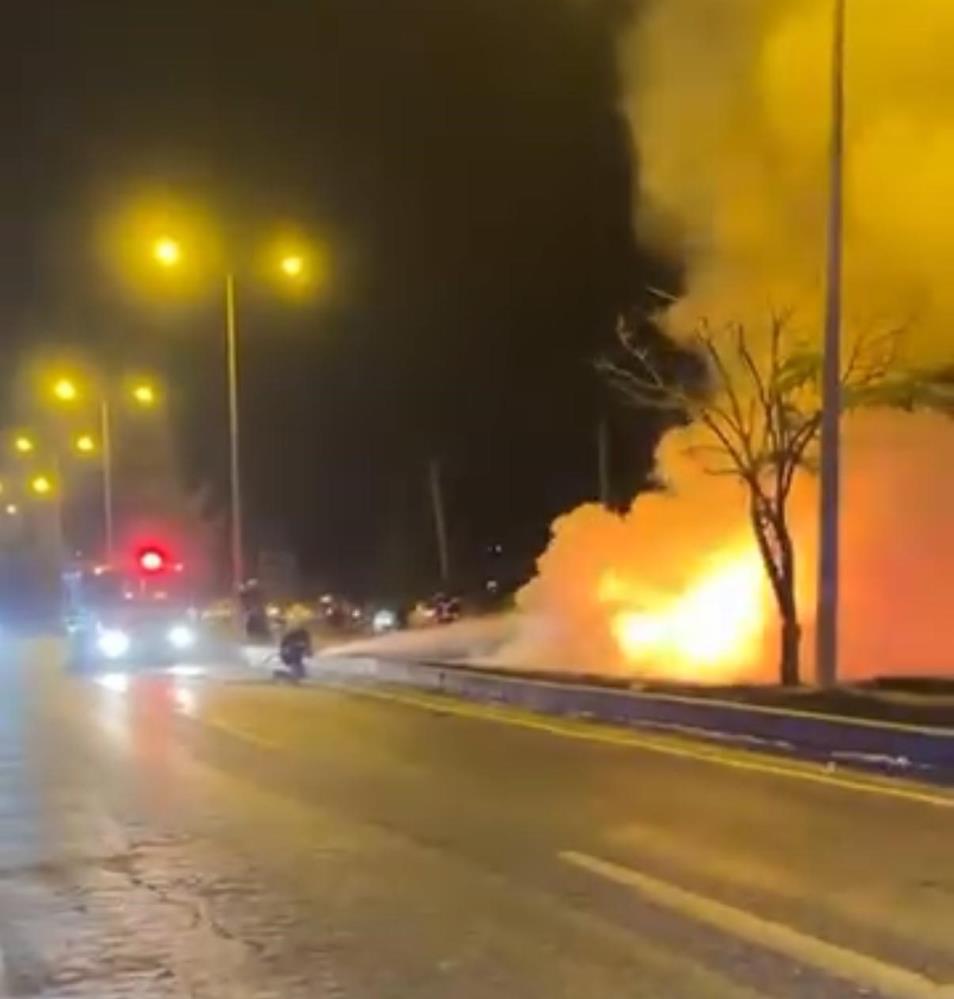 Diyarbakır'da Seyir Halindeki Araç Alev Aldı! (1)