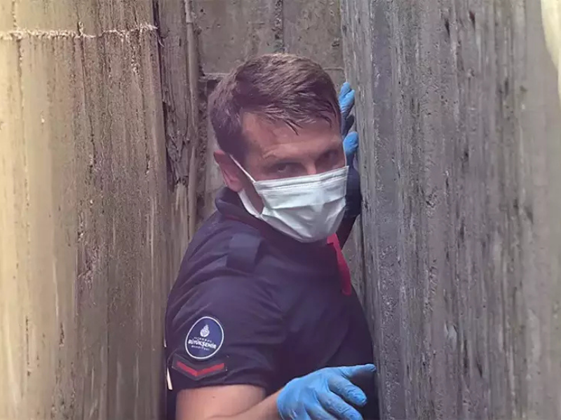 Duvar Arasında Mahsur Kalan Kişi 6 Saatte Kurtarıldı (3)