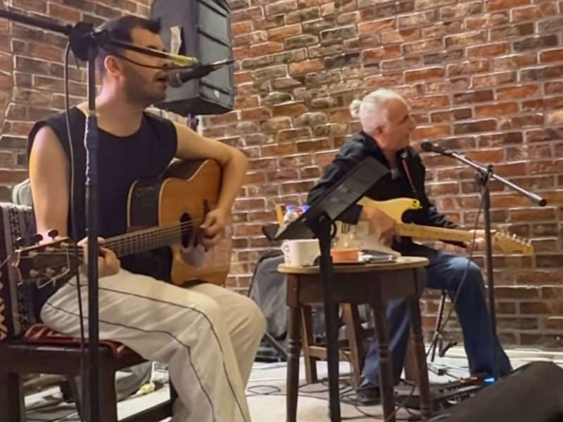 Konserleri Yasaklanan Namjoo, Diyarbakır Sokaklarında Şarkı Söyledi (2)