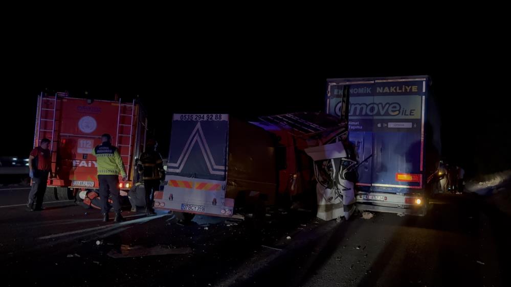 Mersin’de Minibüs Tıra Çarptı 3 Ölü, 16 Yaralı (2)