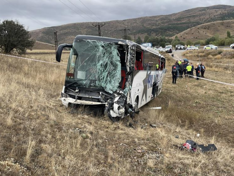 Otobüs Ve Tır Çarpıştı 3’Ü Ağır 18 Yaralı (2)