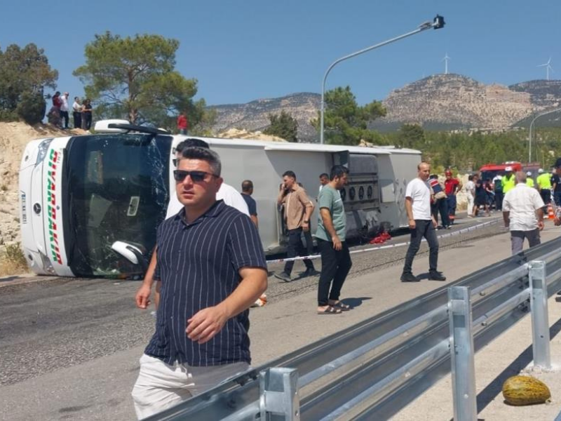 Otobüs Ve Tır Kazası 3 Ölü, 6 Yaralı (1)