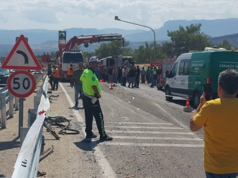 Otobüs Ve Tır Kazası 3 Ölü, 6 Yaralı (2)