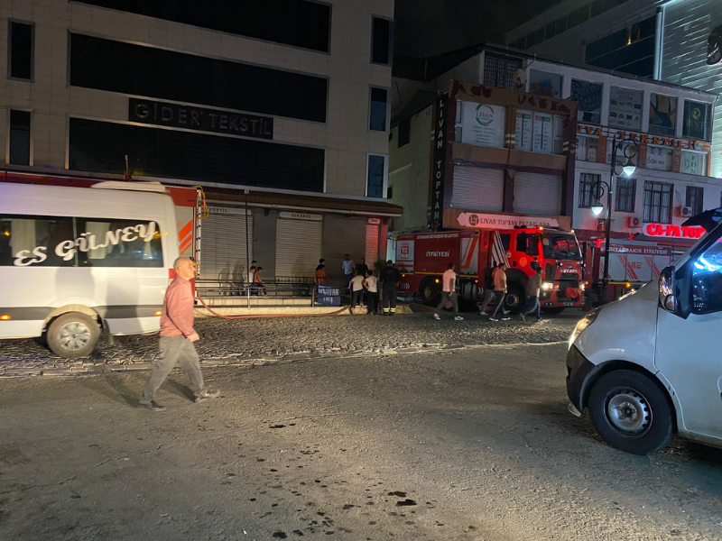 Sur’da Yangın Paniği Ayakkabı Firmasında Alevler Yükseldi1