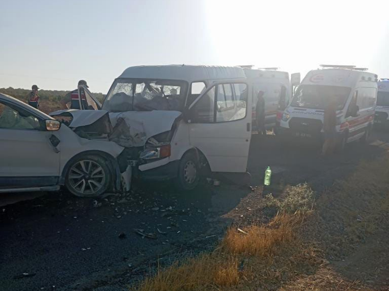 Tarım Işçilerini Taşıyan Minibüs Ile Otomobil Çarpıştı 10 Yaralı (1)