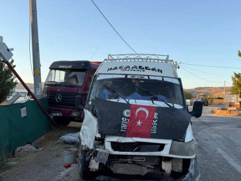 Tarım Işçilerini Taşıyan Minibüs Kaza Yaptı 20 Yaralı (2)