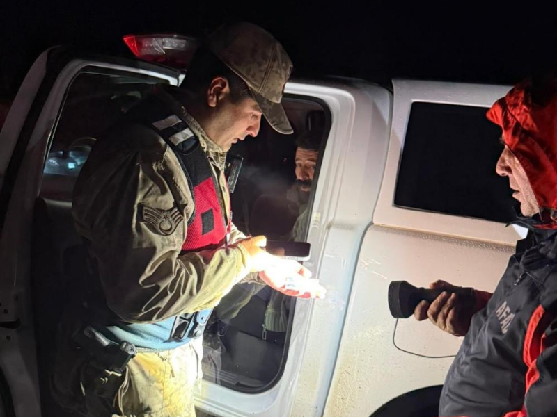 Ağrı’da Kara Saplanan Araçtaki 2 Kişi Kurtarıldı (2)