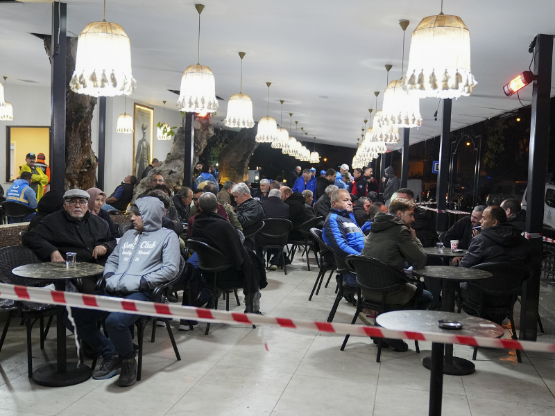 Balıkesir’de Yurttaşlar Geceyi Sokakta Geçirdi (3)