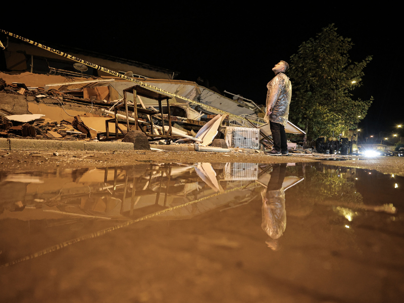 Balıkesir’de Yurttaşlar Geceyi Sokakta Geçirdi (4)