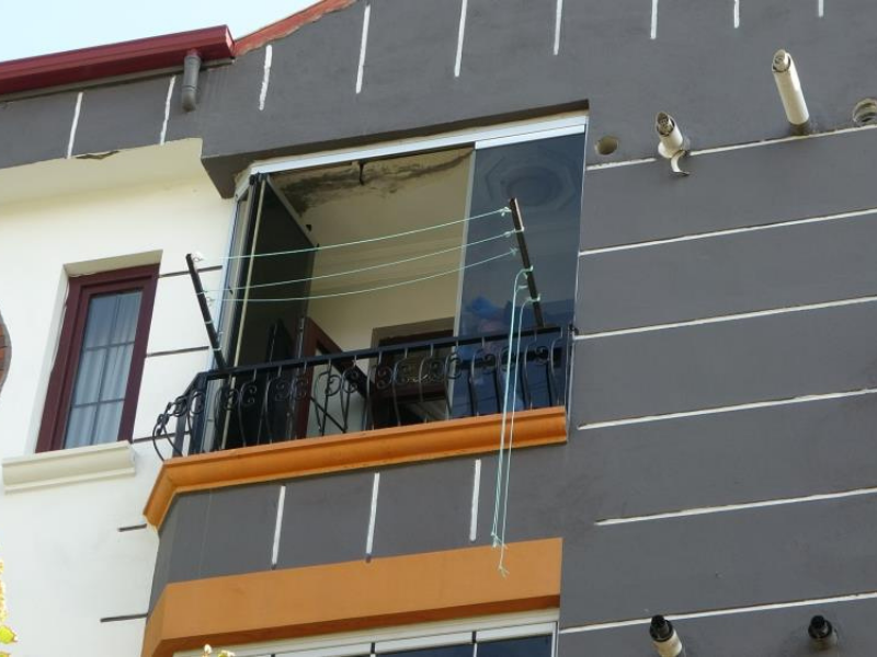 Balkondan Düşen Genç Kız Ağır Yaralandı (2)