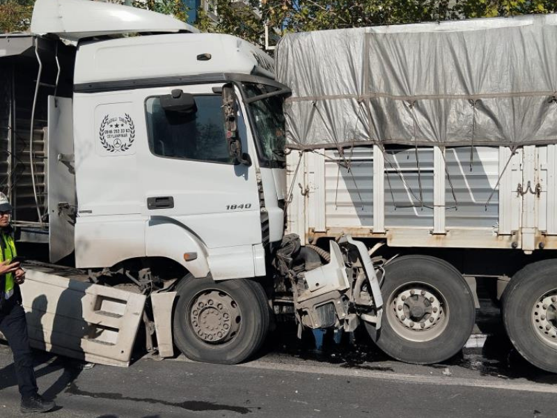 Diyarbakır’da Freni Boşalan Tır Başka Tıra Çarptı (2)