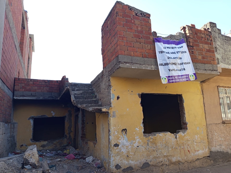 Diyarbakır’da Güvenlik Riski Taşıyan Iki Yapı Yıkıldı2