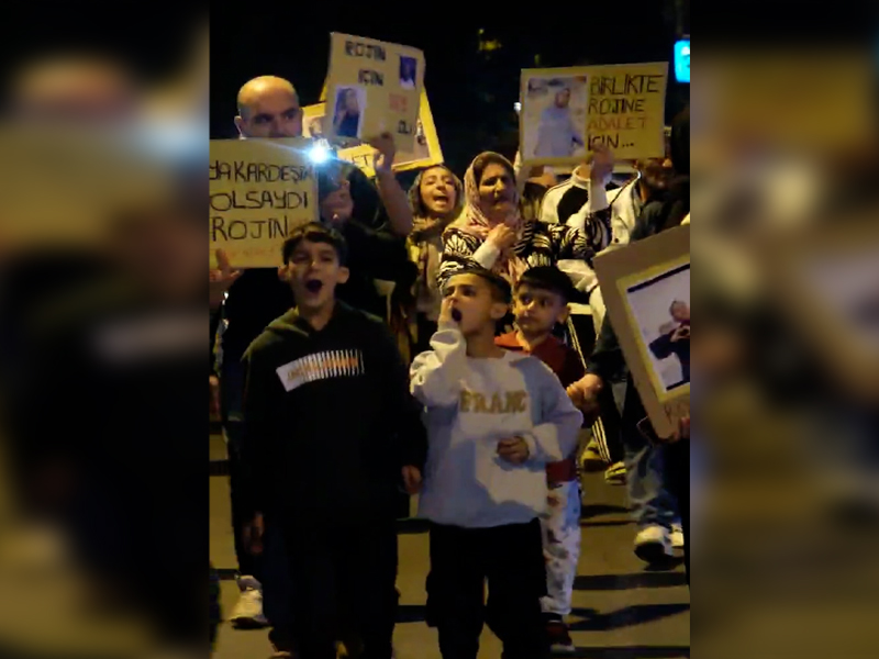 Diyarbakır'da Kadınlar Rojin Kabaiş Için Oturma Ve Işık Eylemi Yaptı2