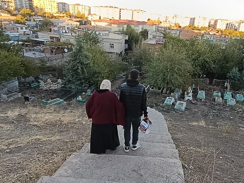 Diyarbakır'da Mezarlık Merdivenleri Engel Tanımıyor Yetkililer Sessiz3