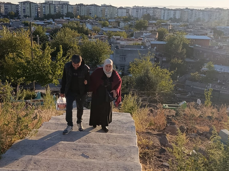 Diyarbakır'da Mezarlık Merdivenleri Engel Tanımıyor Yetkililer Sessiz4