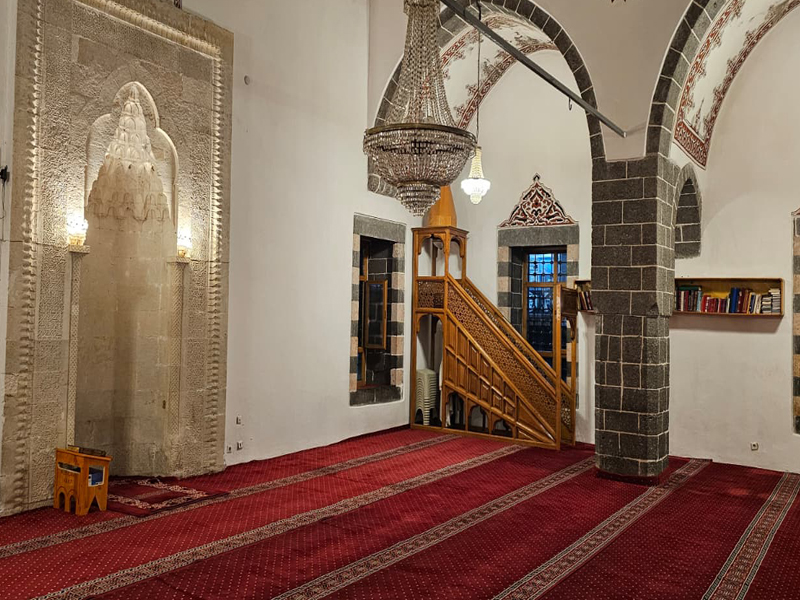 Diyarbakır’da Tadilat Gerekçesiyle 3 Ay Kapalı Kalan Cami, Tadilat Yapılmadan Açıldı6