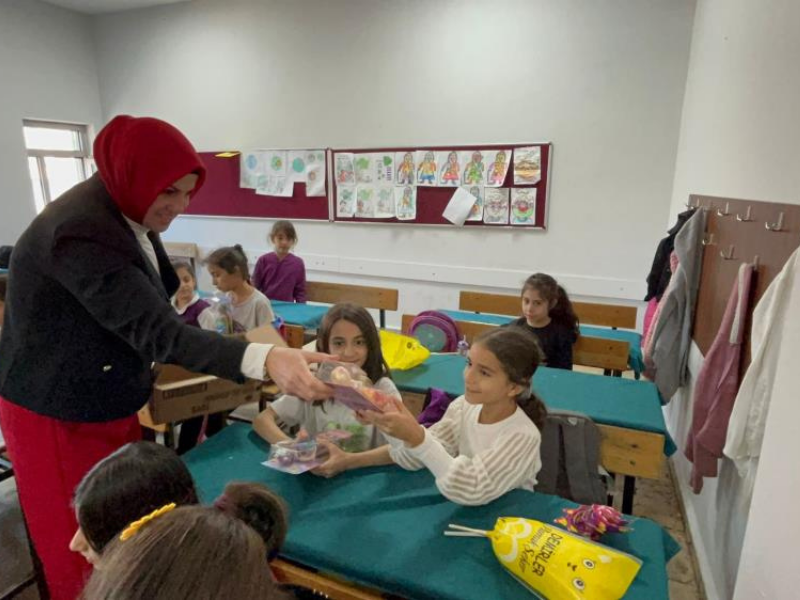 Diyarbakırlı Kadın Muhtardan Kız Çocuklarına Duygusal Kutlama (2)