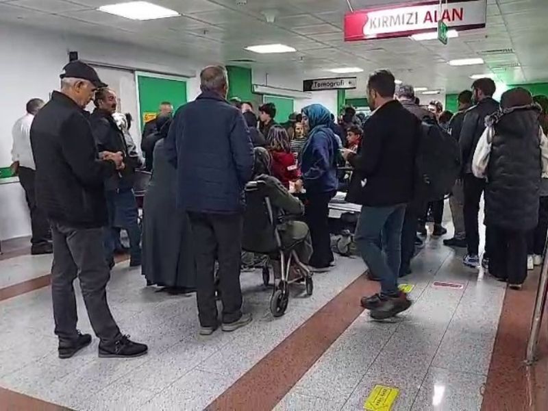 Ortaokulda Çıkan Izdiham 23 Öğrenciyi Hastanelik Etti (2)