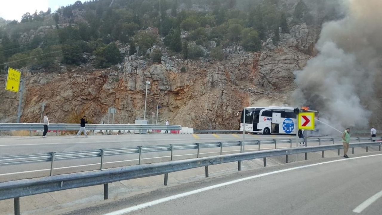 Turizm Otobüsü Alev Topuna Döndü Facia Kıl Payı Atlatıldı