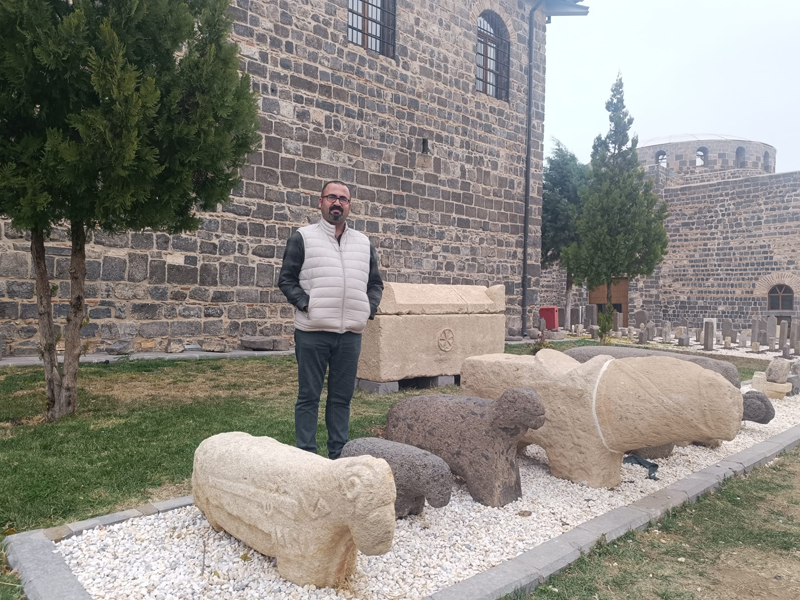 90 Yıllık Sır Çözüldü Aile Dedelerinin Mezar Taşını Diyarbakır’da Buldu.5Jpg