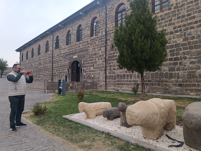 90 Yıllık Sır Çözüldü Aile Dedelerinin Mezar Taşını Diyarbakır’da Buldu.6Jpg