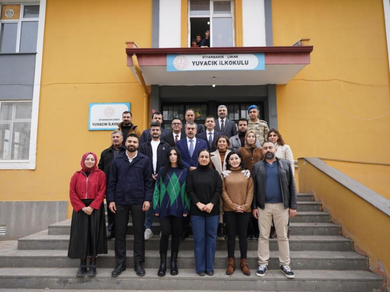 Bakan Tekin, Diyarbakır’da Bir Okulu Ziyaret Etti (2)