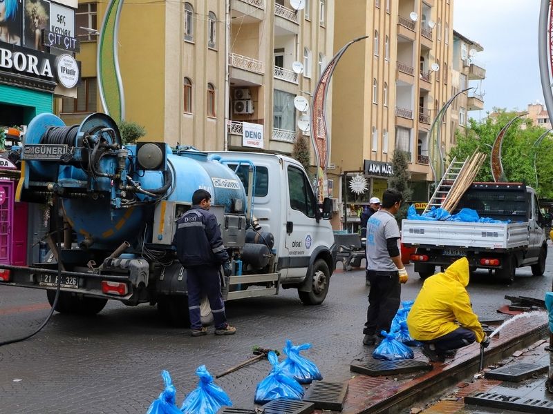 Diyarbakır’da Altyapı Ekiplerinden Uyarı Yağmur Izgaralarına Çöp Atmayın