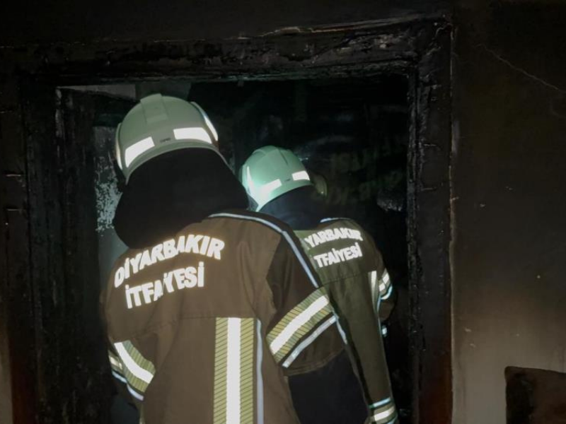 Diyarbakır’da Apartmanda Priz Yangını 2’Si Çocuk 7 Kişi Etkilendi (2)