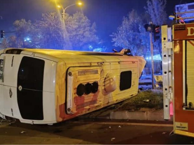Diyarbakır’da Çıkan Minibüs Kavşakta Devrildi 4 Yaralı (1)