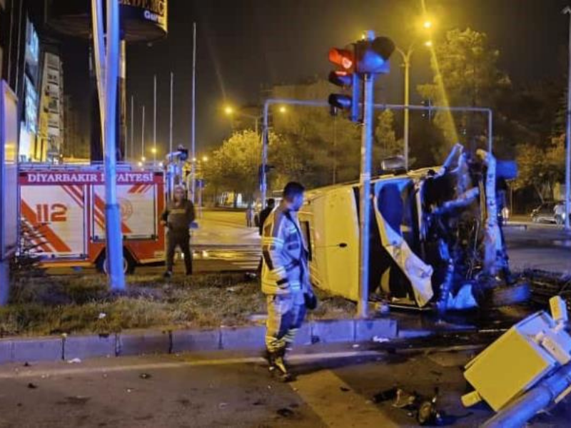 Diyarbakır’da Çıkan Minibüs Kavşakta Devrildi 4 Yaralı (2)