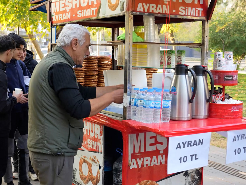 Diyarbakır’da Herkes Yesin Diye Türkiye’nin En Ucuz Simidini Satıyor4