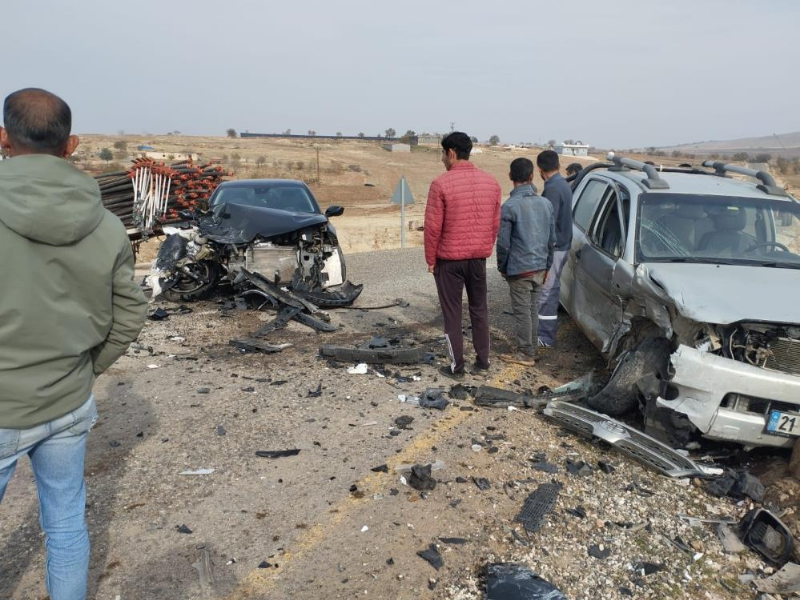 Diyarbakır’da Iki Otomobil Kafa Kafaya Çarpıştı 2 Yaralı (2)