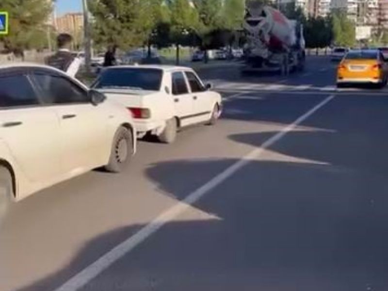 Diyarbakır’da Kaputa Oturup Ayakla Araba Ittiler