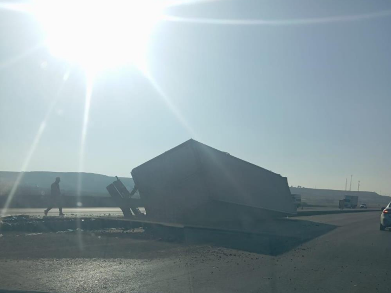 Diyarbakır’da Korkunç Çarpışma İki Tır Ve Otomobil Birbirine Girdi (1)